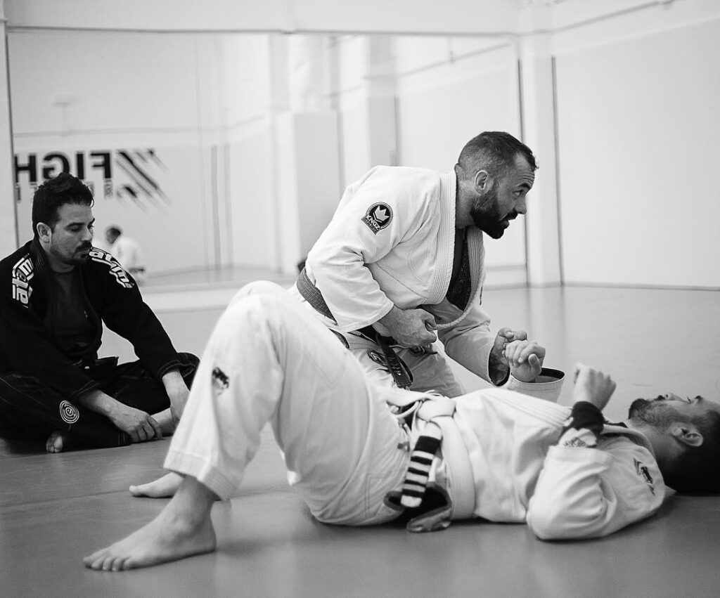 Las artes marciales son disciplinas que combinan técnicas de combate, defensa personal y desarrollo espiritual. Originadas en diferentes partes del mundo,