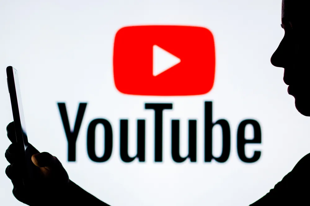 Algunas personas ganan dinero en YouTube promoviendo productos de otras marcas mediante el marketing de afiliados